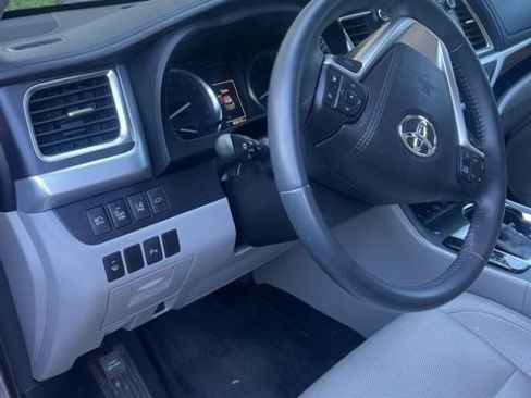 Used 2016 Toyota Highlander Limited w/ Driver Technology Package image 3