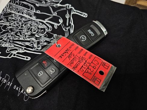 Used 2020 Volkswagen Tiguan SE R-Line image 36