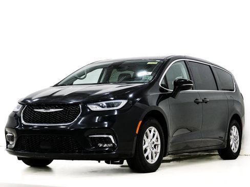 Used 2023 Chrysler Pacifica Touring-L image 3