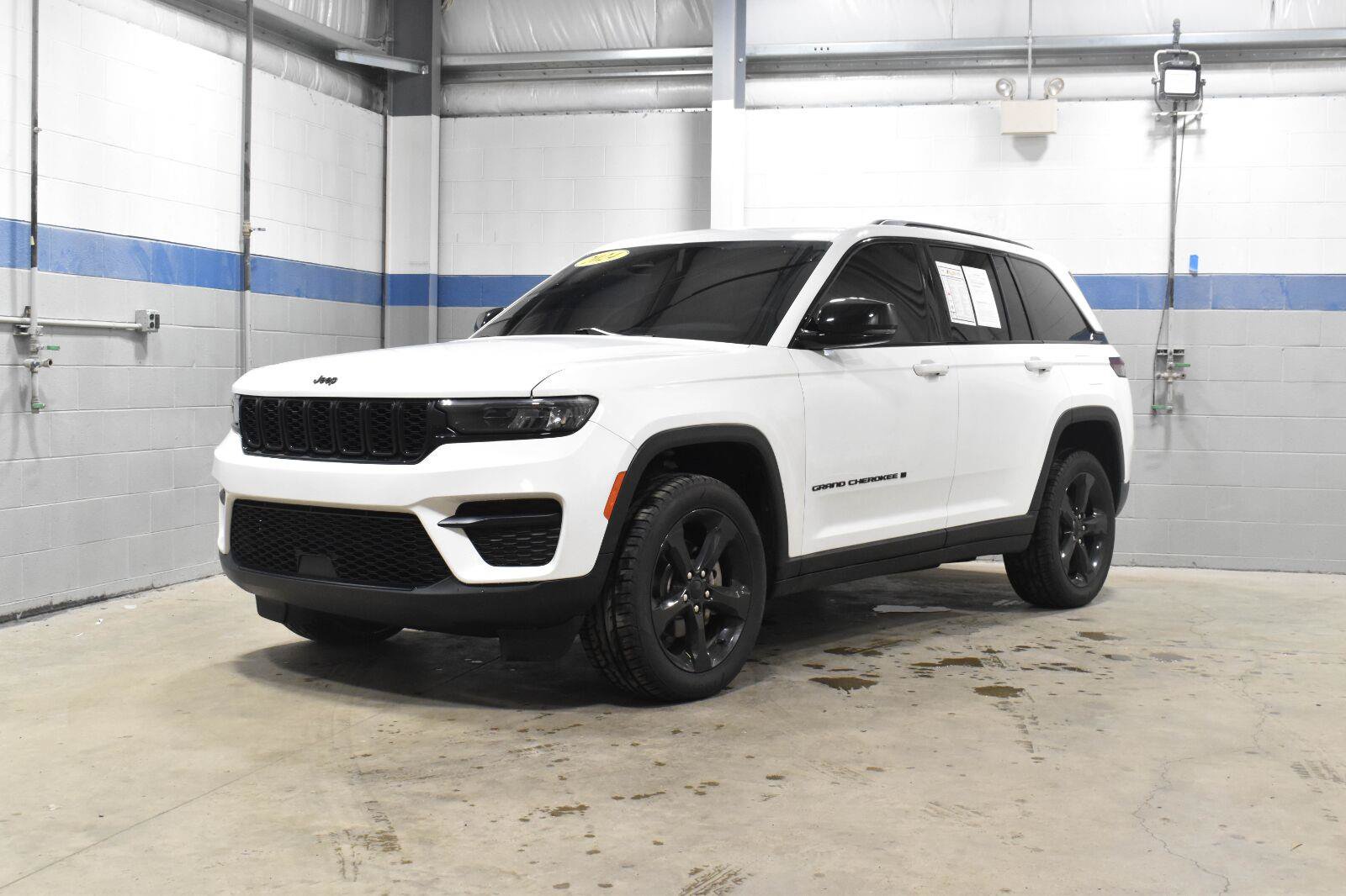 Used 2024 Jeep Grand Cherokee Altitude AWD/4WD image 2
