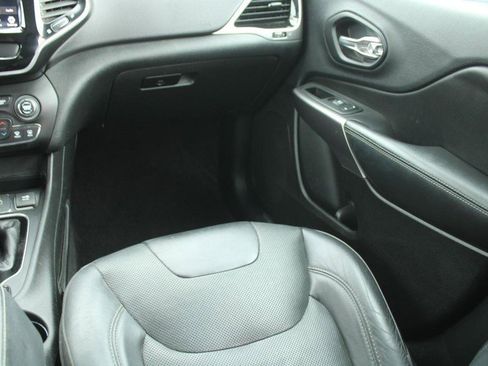 Used 2019 Jeep Cherokee Limited image 16