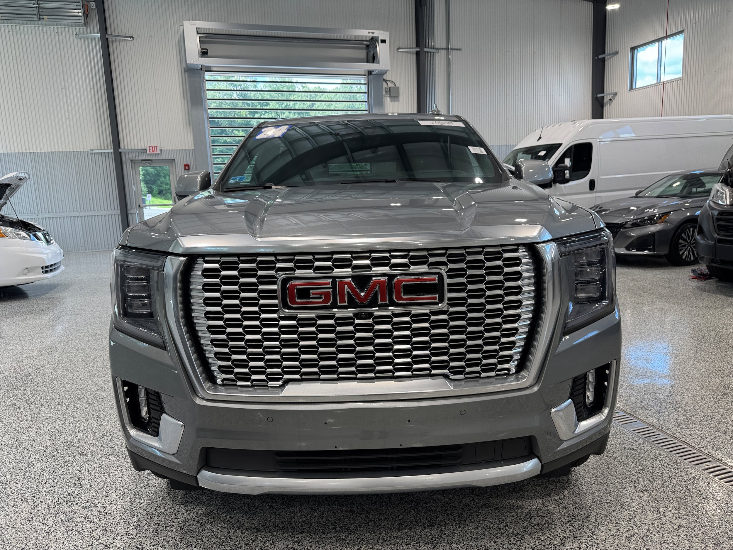 Used 2024 GMC Yukon XL Denali w/ Advanced Technology Package AWD/4WD image 4