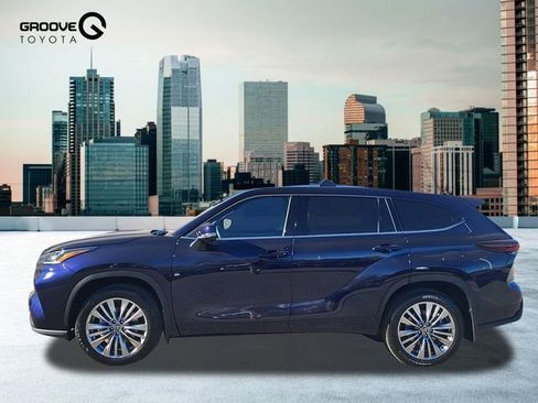 New 2026 Toyota Highlander Platinum image 2