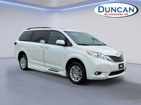 Used 2017 Toyota Sienna XLE w/ XLE Navigation Package FWD image 1