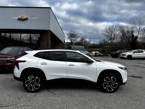 Used 2024 Chevrolet Trax RS w/ Driver Confidence Package image 2