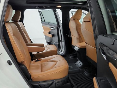 Used 2023 Toyota Highlander Platinum image 30
