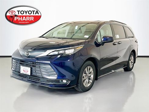 Used 2026 Toyota Sienna XLE image 1