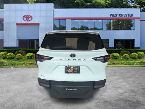 Used 2026 Toyota Sienna LE FWD image 6
