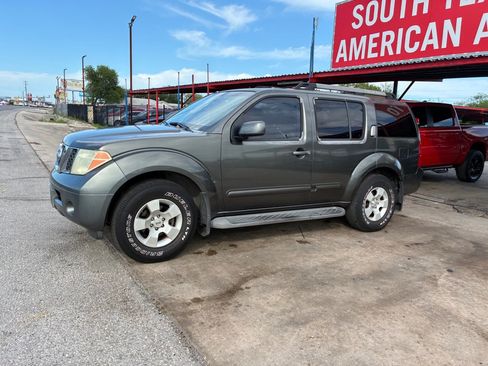 Used 2005 Nissan Pathfinder SE w/ (P01) Se Premium Pkg RWD image 2