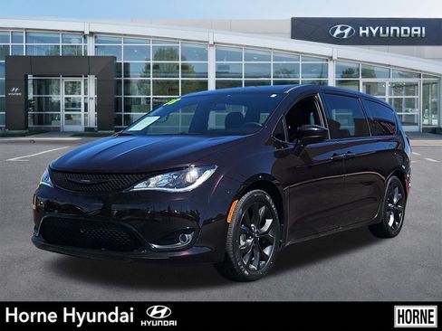 Used 2018 Chrysler Pacifica Touring Plus w/ S Appearance Package FWD image 1