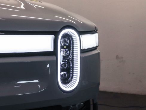 Used 2023 Rivian R1S Adventure AWD/4WD image 7