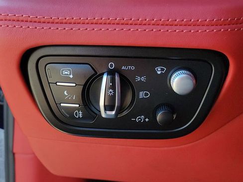 Used 2022 Bentley Bentayga image 36