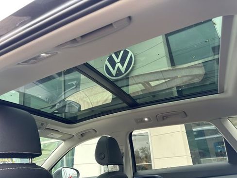 Used 2024 Volkswagen Taos SE image 19