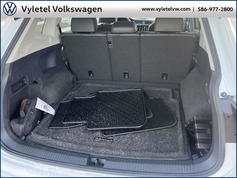 Certified 2021 Volkswagen Tiguan SE w/ Panoramic Sunroof Package image 11