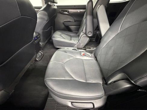 Used 2022 Toyota Highlander Platinum FWD image 41
