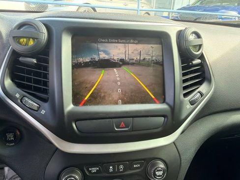 Used 2016 Jeep Cherokee Limited w/ Luxury Group FWD image 7