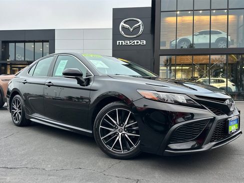 Used 2022 Toyota Camry SE image 2