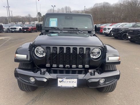 Used 2022 Jeep Gladiator Overland image 2