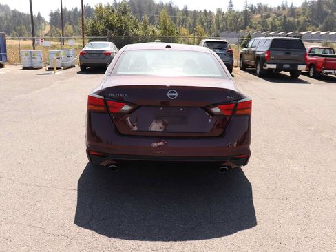 Used 2024 Nissan Altima 2.5 SV w/ SV Premium Package FWD image 5