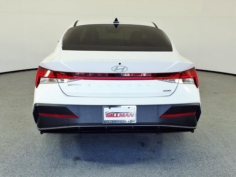 Used 2024 Hyundai Elantra Blue image 9