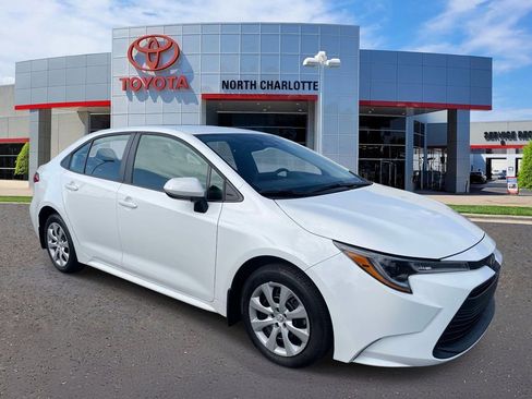 Used 2025 Toyota Corolla LE FWD image 3