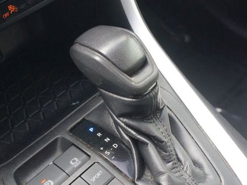 Used 2021 Toyota RAV4 LE FWD image 10