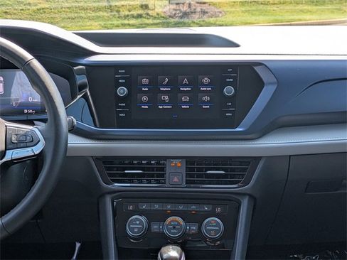 Used 2024 Volkswagen Taos SE image 17