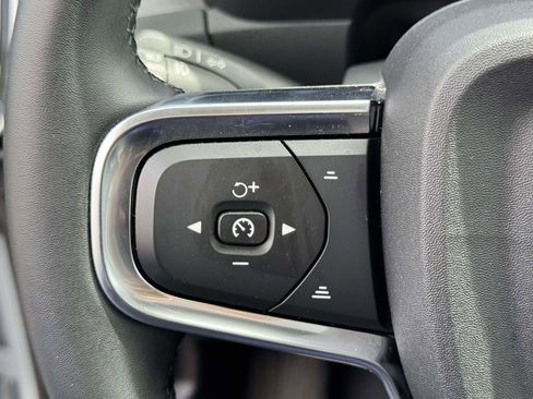 Certified 2025 Volvo XC40 B5 Plus AWD/4WD image 22