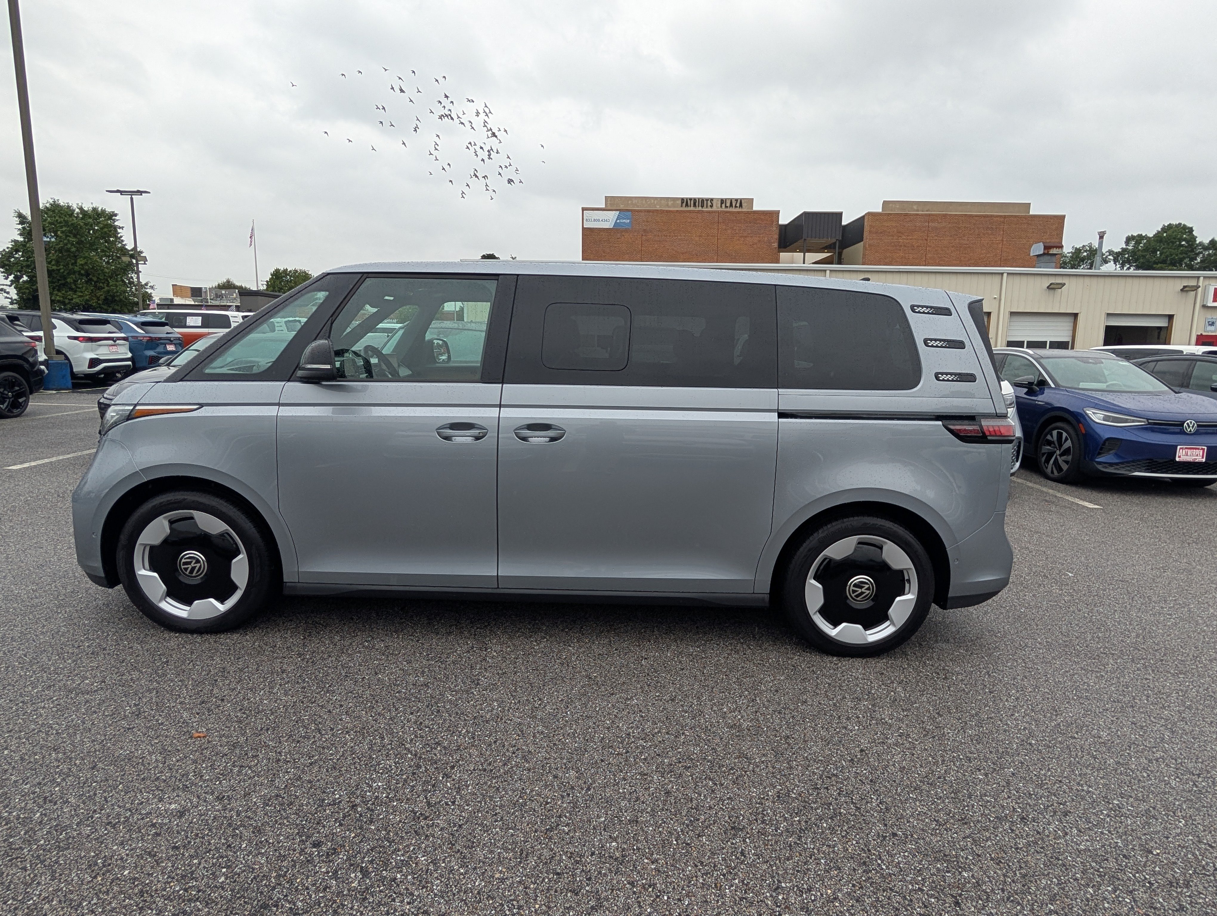 Used 2025 Volkswagen ID. Buzz Pro S Plus AWD/4WD image 7