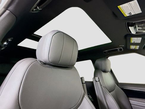 New 2026 Land Rover Range Rover Long Wheelbase SE image 18