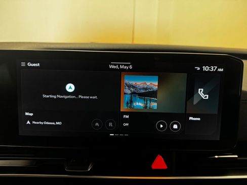 Used 2025 Kia Carnival FWD image 3