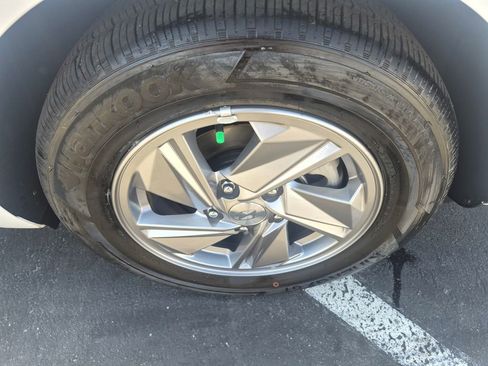 Used 2025 Hyundai Elantra SE w/ Cargo Package image 8