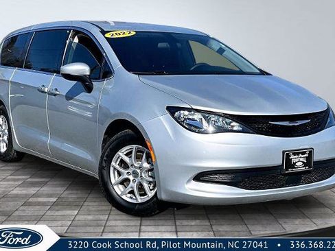 Used 2022 Chrysler Voyager LX image 1
