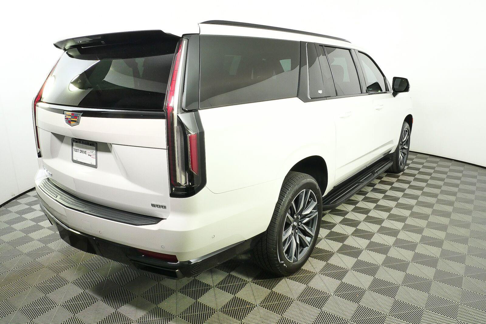 Used 2021 Cadillac Escalade ESV Sport AWD/4WD image 3