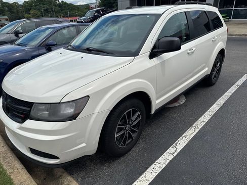Used 2018 Dodge Journey SE w/ Connectivity Group FWD image 1