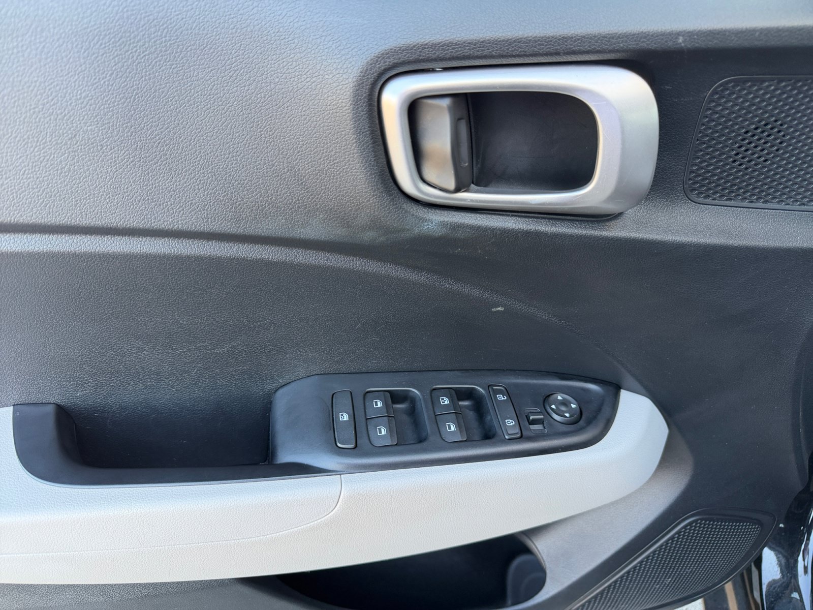 Used 2025 Hyundai Venue SEL FWD image 15