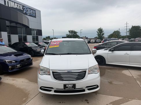 Used 2014 Chrysler Town & Country Limited w/ Trailer Tow Group FWD image 3