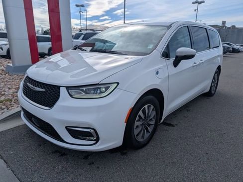Used 2023 Chrysler Pacifica Touring-L FWD image 2