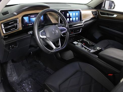 Used 2025 Volkswagen Atlas SE FWD image 19