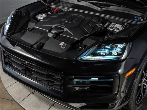 Certified 2025 Porsche Cayenne image 16