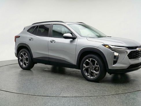 Used 2025 Chevrolet Trax LT image 1