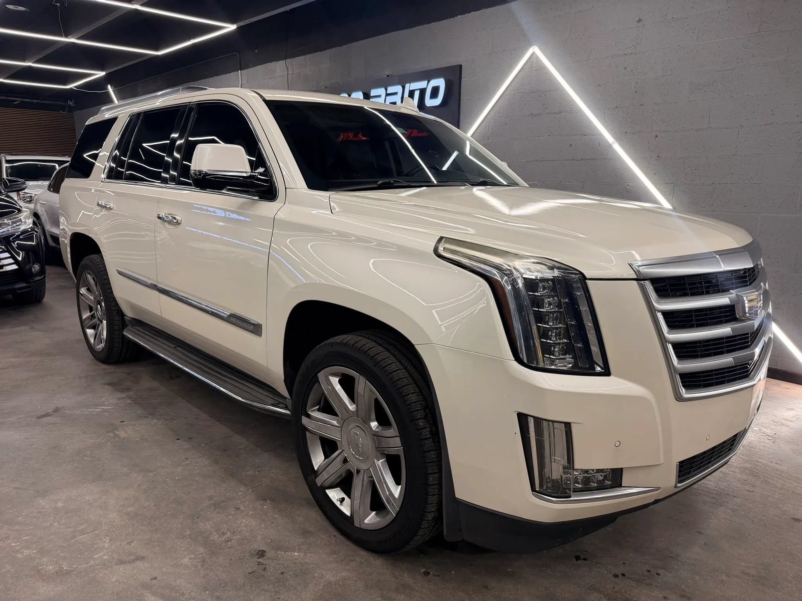 Used 2015 Cadillac Escalade Luxury RWD image 1