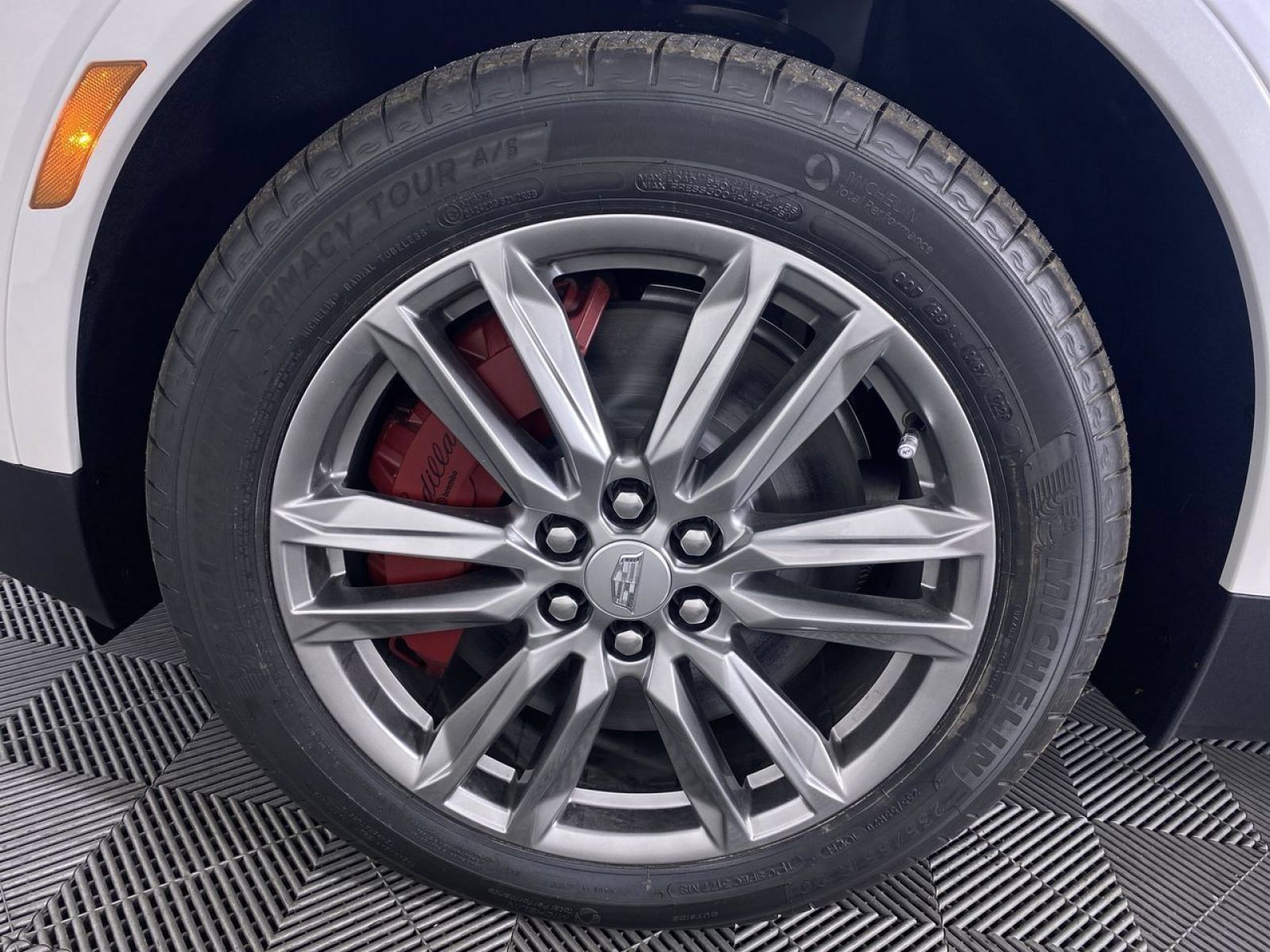 New 2026 Cadillac XT5 Sportv w/ LPO, Floor Liner Package AWD/4WD image 17