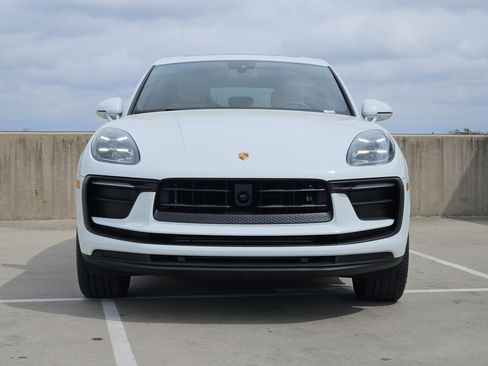 Certified 2025 Porsche Macan image 11