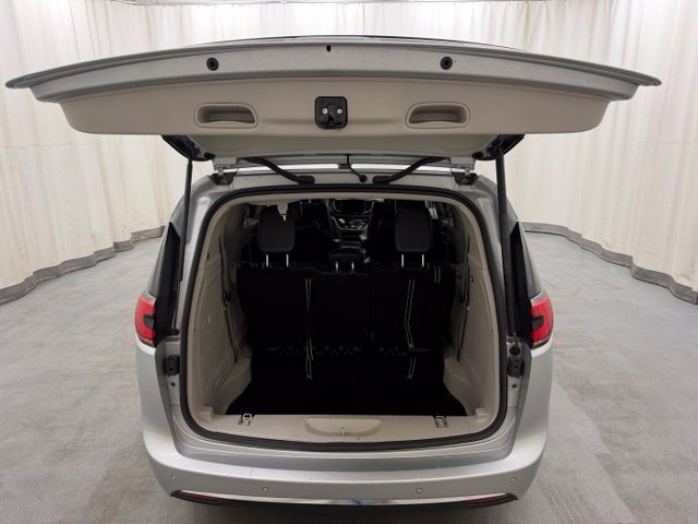 Used 2024 Chrysler Pacifica Limited FWD image 8