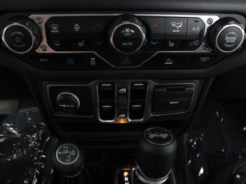 Used 2025 Jeep Wrangler Unlimited Sahara AWD/4WD image 6
