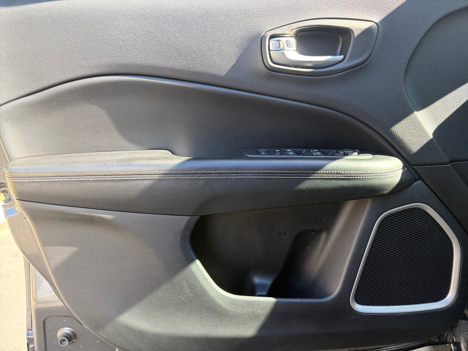 Used 2018 Jeep Compass Latitude AWD/4WD image 9