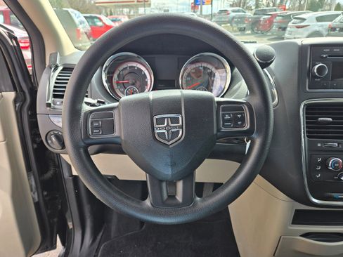 Used 2017 Dodge Grand Caravan SE image 6