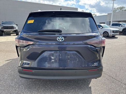 Used 2024 Toyota Sienna XLE image 4