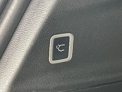 Used 2025 Chrysler Pacifica Limited image 35